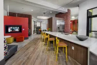 Rooftop Lounge and Pool Access - Exotic Tropical Retreat Hotels in Decatur