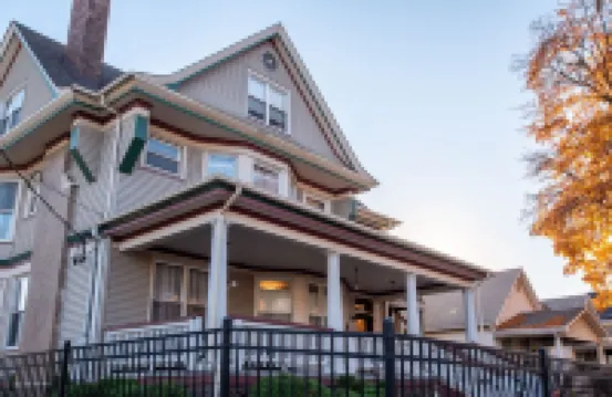 Modern Meets Vintage! 5 Bedrooms. Game Room, Patio, Fun!