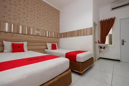RedDoorz Near Plaza Simpang Lima