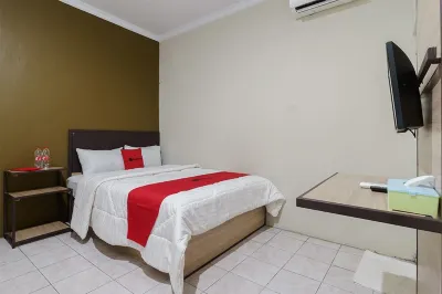 RedDoorz Near Cikampek Mall Karawang فنادق في Kotabaru