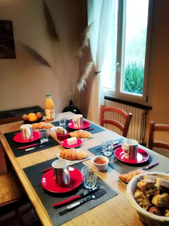 Les Jardins de Camelot Отели в г. Ларюскад