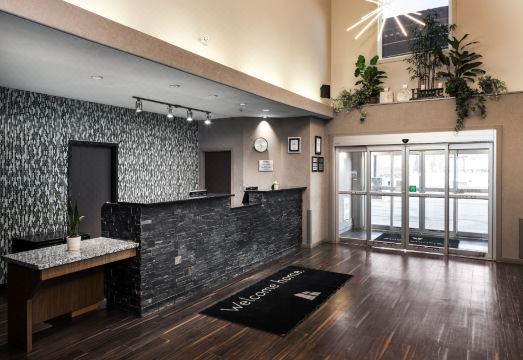 홈 인 & 스위트 스위프트 커런트