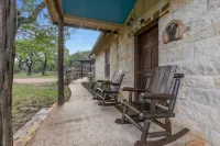 Luxury Home with Fire Pit & Hill Country Views فنادق في Kendall County