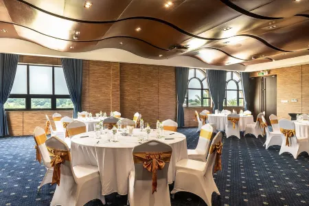 Wyndham Sky Lake Resort and Villas Отели в г. Luong Son