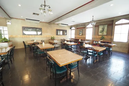 Pachara Hotel and Restaurant Отели в г. Супхан Бури