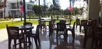 Coral Beach Resort - breakfast