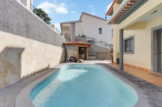 3B Villa Heated Pool Barbecue Games Room