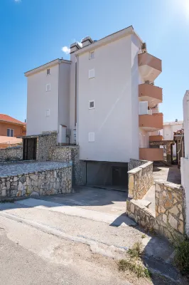 近超市的公寓Milo Camping Strasko附近的飯店