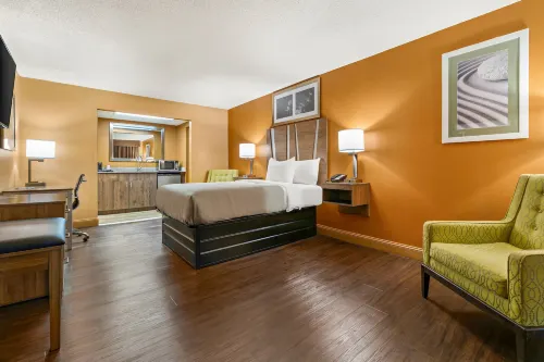 Quality Inn & Suites Corinth West - Parkplatz