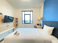 Comfortable Studio Semi Apartment at the Lodge Paskal Near Binus University Hotels in Andir