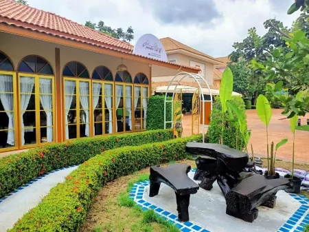 P.Paradise Hotel Отели в г. Kamphaeng Phet