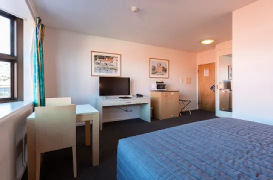 Mayfair Plaza Motel and Apartments