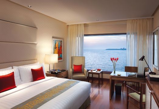 더 오베로이 뭄바이의 세련된 로비와 객실 내부