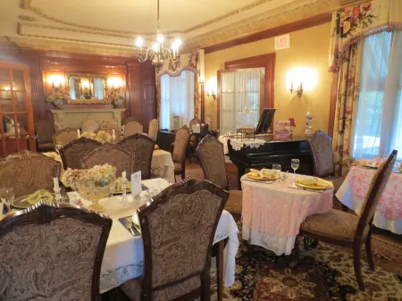 Silver Fountain Inn Отели в г. Довер