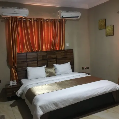 Momak 4 Hotel & Suites