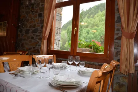 Hostal la Font Отели рядом с достопримечательностью «Cova d'Anes»