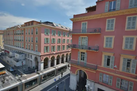 Hôtel Univers Отели рядом с достопримечательностью «Вьей Виль»