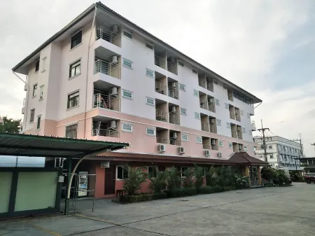 Areechon Apartment Отели рядом с достопримечательностью «Wat Chak Mak»