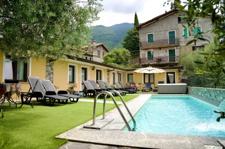 Hotel Diffuso Il Portichetto Sulla Collina a Vezio Perledo Отели рядом с достопримечательностью «Кастелло ди Вецио»