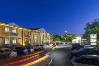 Adelaide Inn - parking
