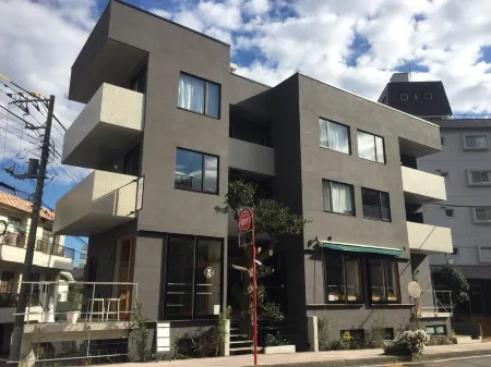 Treeside Hotel & Apartment Отели рядом с достопримечательностью «Югавара- Бич»