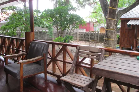 Sichang My Home Отели рядом с достопримечательностью «Hat Tham Phang»