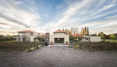 Villa Mansa Отели рядом с достопримечательностью «Bodegas Nieto Senetiner»