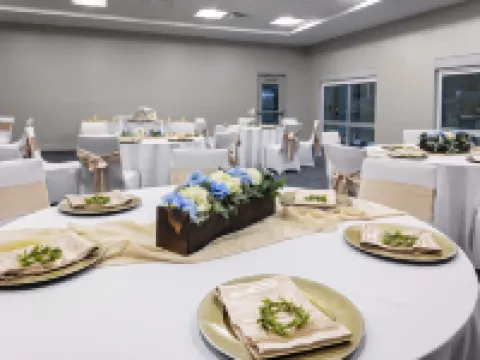 Holiday Inn Express & Suites MADISON by IHG Hotels in Lake County