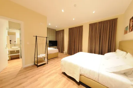 Naya-Downtown Guesthouse Отели рядом с достопримечательностью «Церковь Святого Мартина Седофейта»