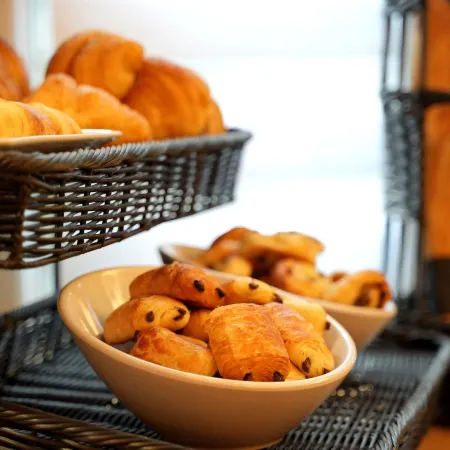 Hôtel le Grillon Отели рядом с достопримечательностью «Музей модернистского и современного искусства»