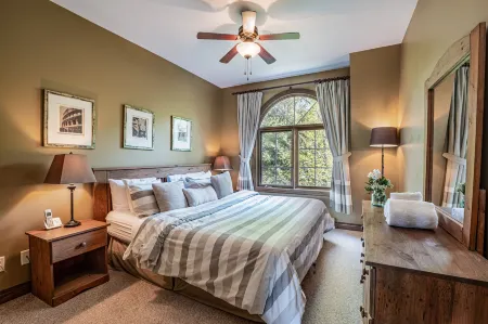 Les Manoirs - Rvmt Отели рядом с достопримечательностью «Waterfall»