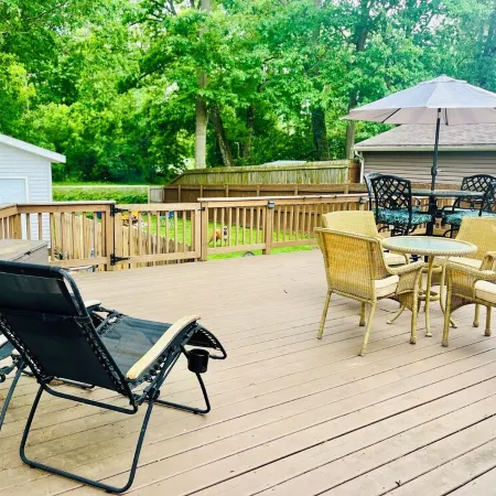 Travel Professionals Towpath Cottage Retreat Pet-Friendly Canal Home Fenced Yard