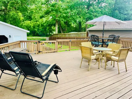 Travel Professionals Towpath Cottage Retreat Pet-Friendly Canal Home Fenced Yard Отели в г. Акрон