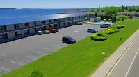 Days Inn & Suites by Wyndham St. Ignace Lakefront - parking