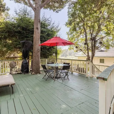 Cambria Victorian Castle: Walk to Beach, Village Shops, Wineries and Galleries!