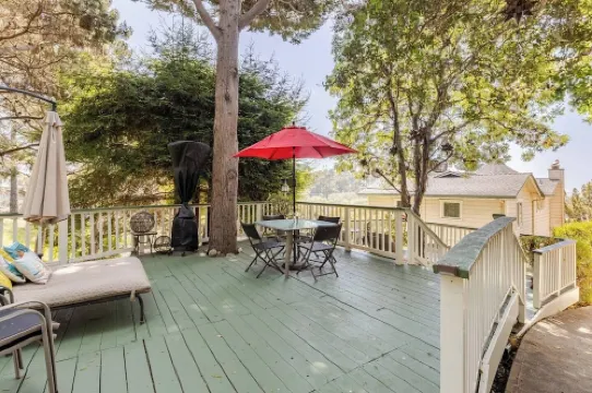 Cambria Victorian Castle: Walk to Beach, Village Shops, Wineries and Galleries!