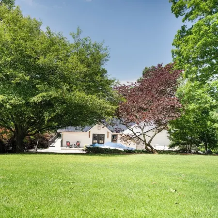 Quiet Lakefront. Huge 5/3. Deep Water. Pontoon Boat Available.