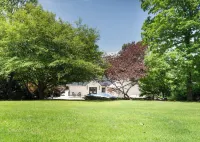 Quiet Lakefront. Huge 5/3. Deep Water. Pontoon Boat Available.