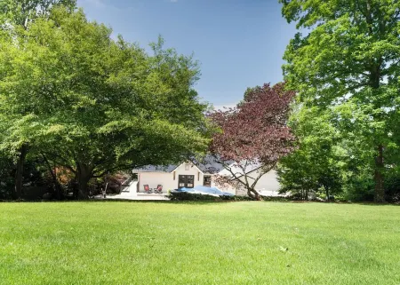 Quiet Lakefront. Huge 5/3. Deep Water. Pontoon Boat Available.