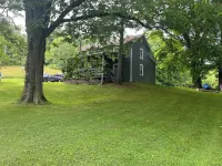 Howdy's Haven-Peaceful getaway in the Hocking Hills. 23 shared acres with host.