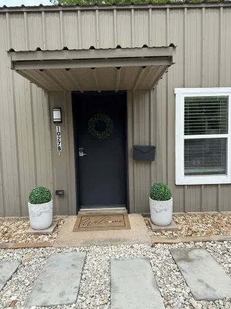 Historic downtown Georgetown. 8 blocks to the square and 1 to the University.