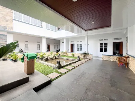 RedDoorz Syariah near Alun Alun Wonosobo 4 Отели в г. Mojotengah