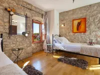 Heritage Villa Near Milna with Private Swimming Pool Hotels in Milna