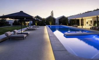 Palm Beach Luxury with Hinterland Views