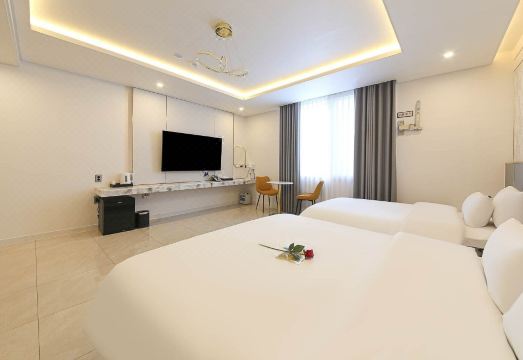 숙소 내부 시설 비교 이미지