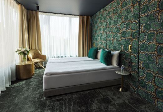 4. 에즈 비치 레지..