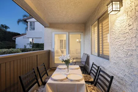 Walk to Beach Pool, Hot Tub, Private Patio, Parking Seabreeze Retreat