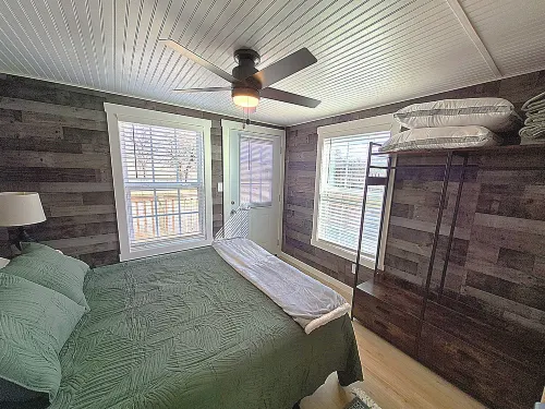Redbud Tiny Home Resort Hotel di Vinita