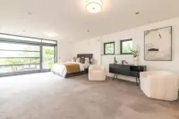 Charming 6-Bed Escape- Balconies & Panoramic Views