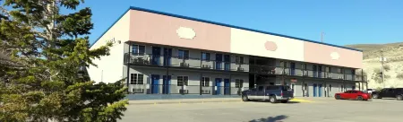 Little Bear Motel Отели рядом с достопримечательностью «Парк Эверс»